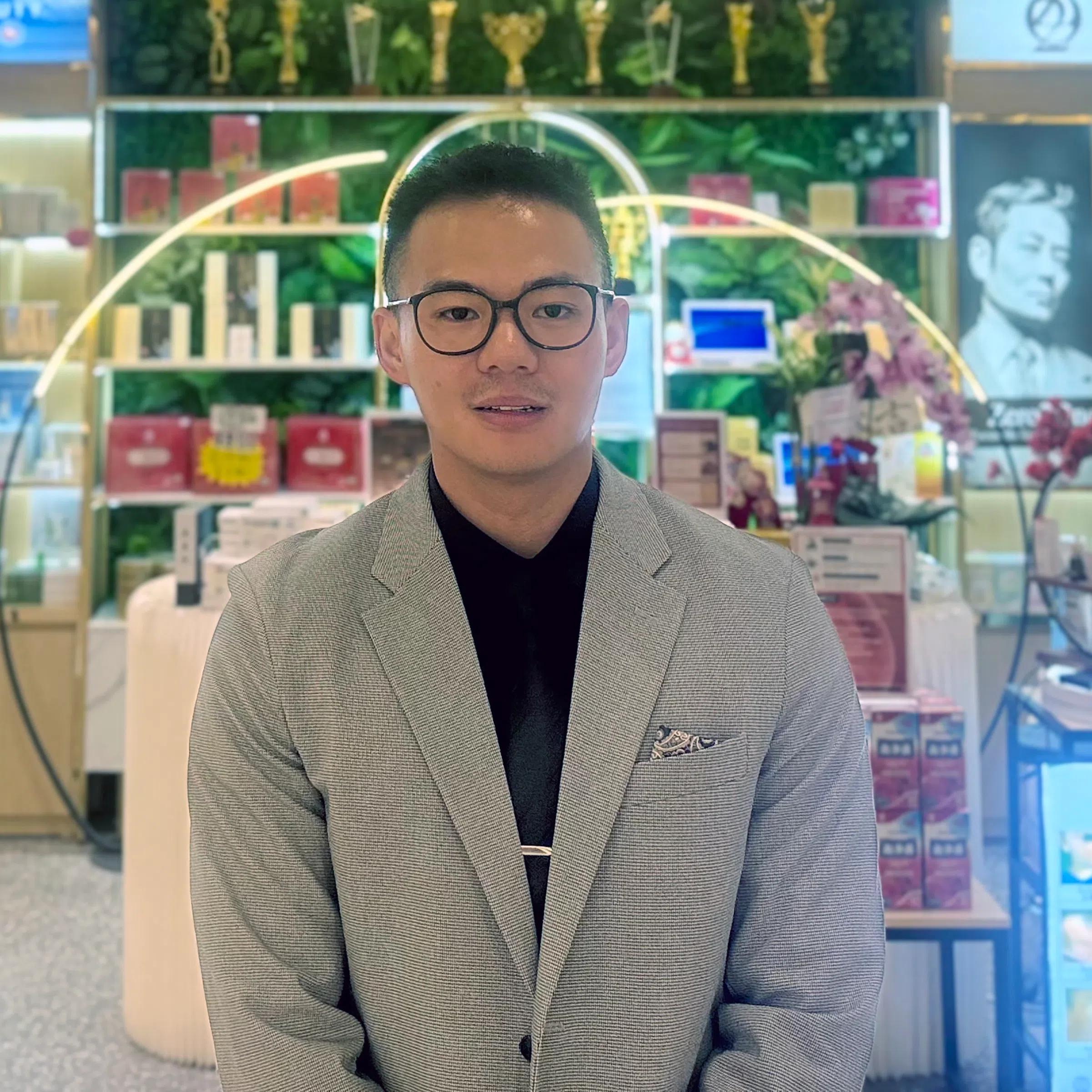 公司董事经理刘升希望公司业务能立足新加坡，走向全世界。（贺玉荣摄）