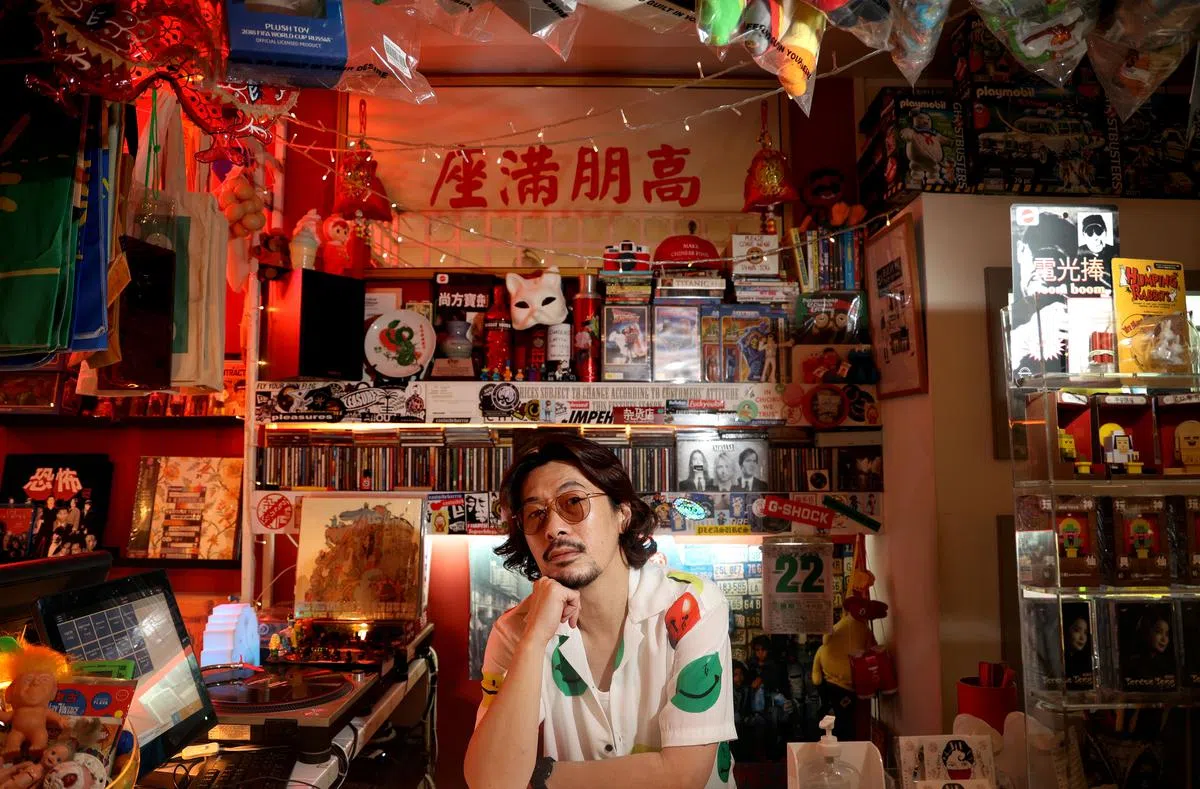 陈江淮作为潮牌设计者，喜欢从收藏的旧物件找寻灵感。