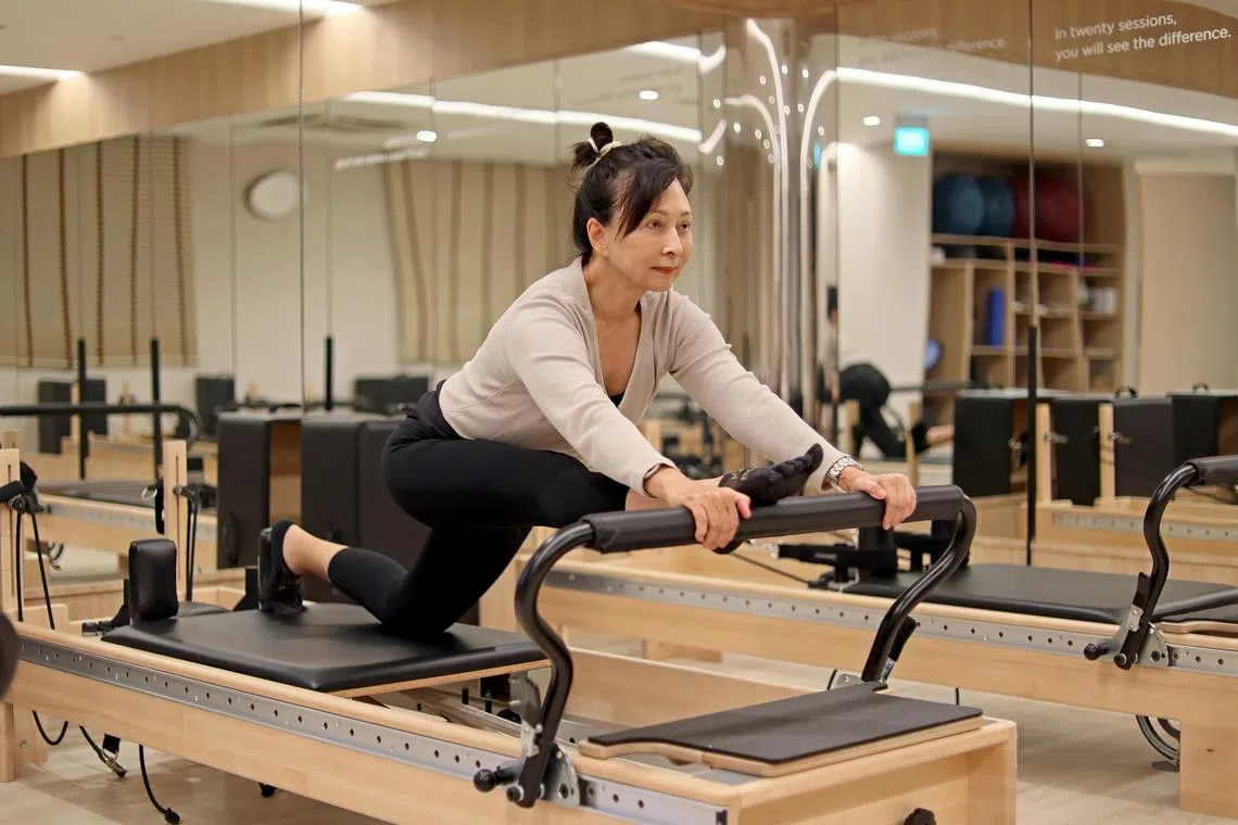 有别于垫上普拉提（mat pilates），核心床的滑板、弹簧、拉索、绳带等结构有助提高训练效果，减少运动损伤。（龙国雄摄）