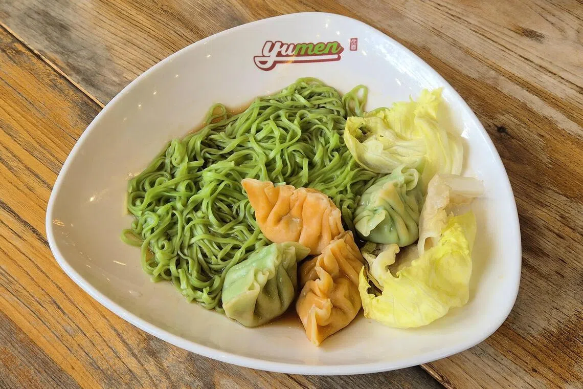 以蔬菜汁制作的饺子皮，与菠菜面相互辉映。（陈爱薇摄）