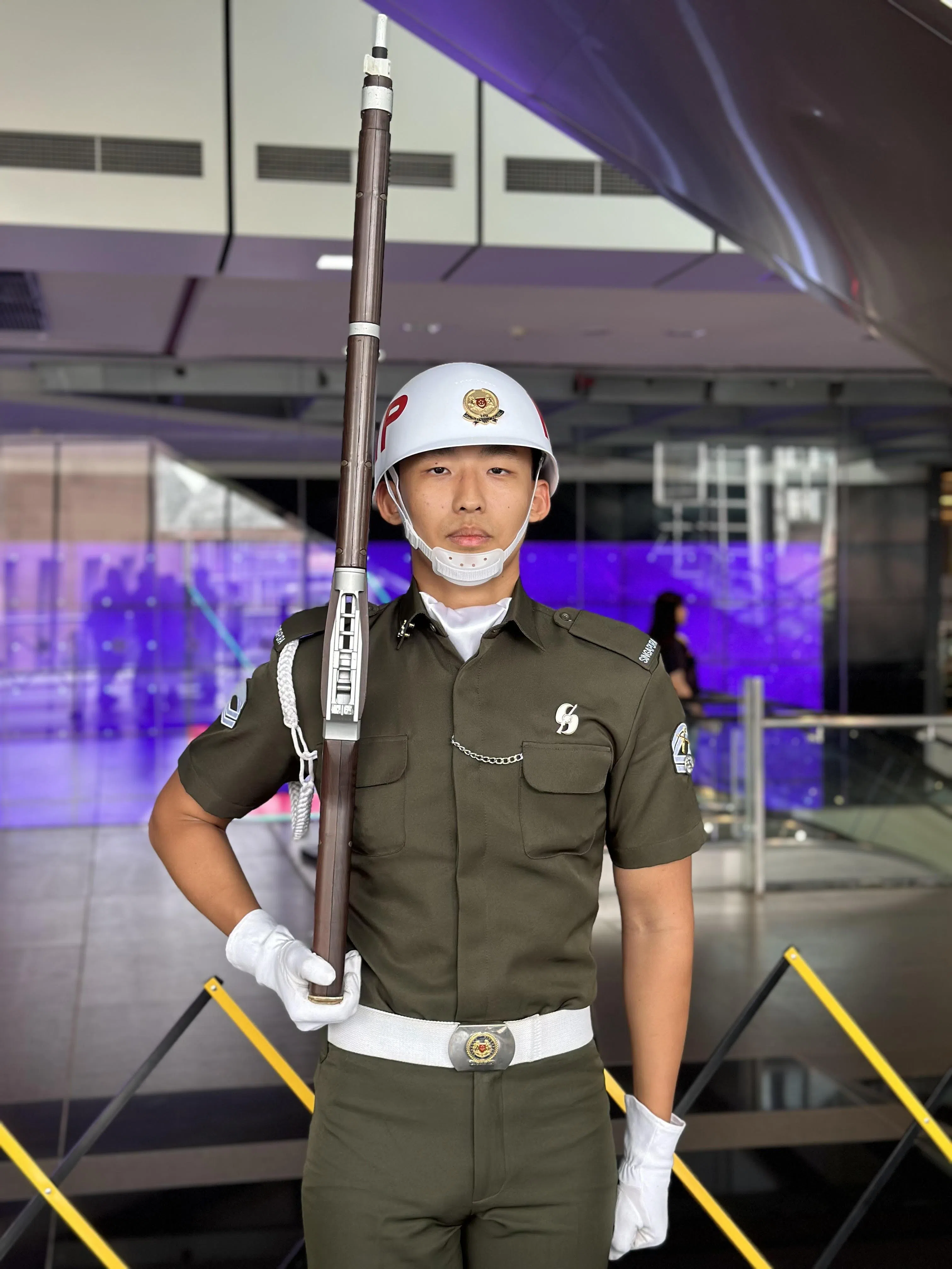 由于每个动作都很快，为避免在演出时步枪掉落，或动作与其他队员不协调，盛俊喆得接受不少体能训练，让身体得以适应步枪的重量。（马华卿摄）