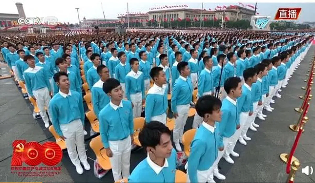 年轻学生集体献词。（视频截取）