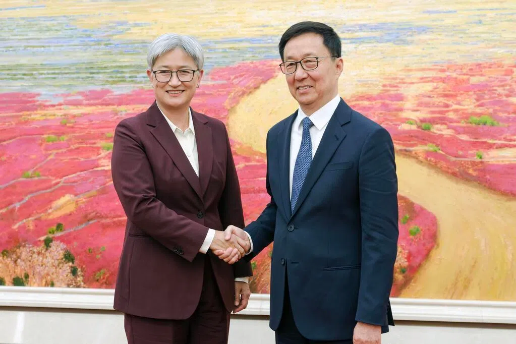 中国国家副主席韩正在与澳洲外交部长黄英贤会面时说，中国愿同澳洲加强战略对接，增进对话交流。