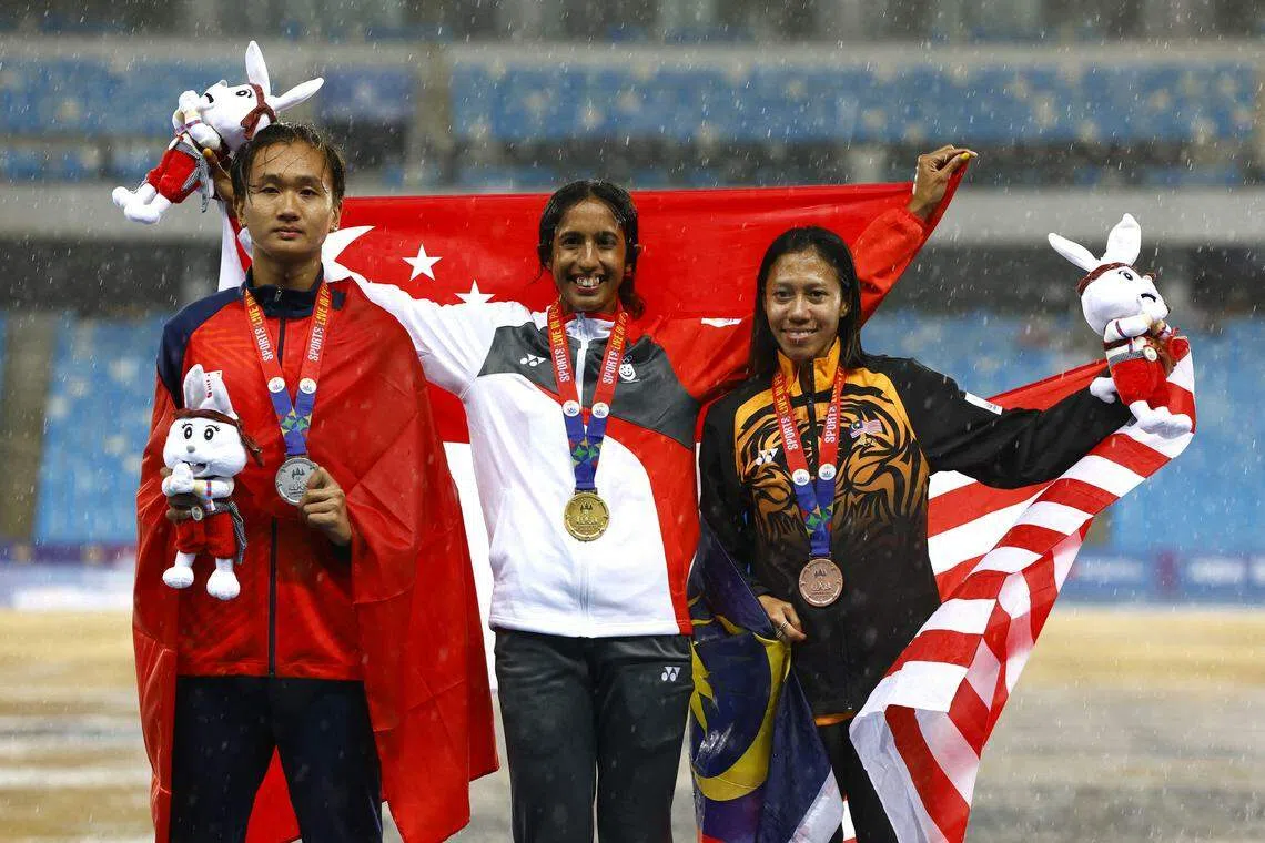 珊蒂（中）在200米短跑项目以22秒69的成绩摘金，越南的陈氏儿燕（左）与马来西亚的再达杜·胡斯妮亚（右）分别夺得银牌与铜牌。（路透社）