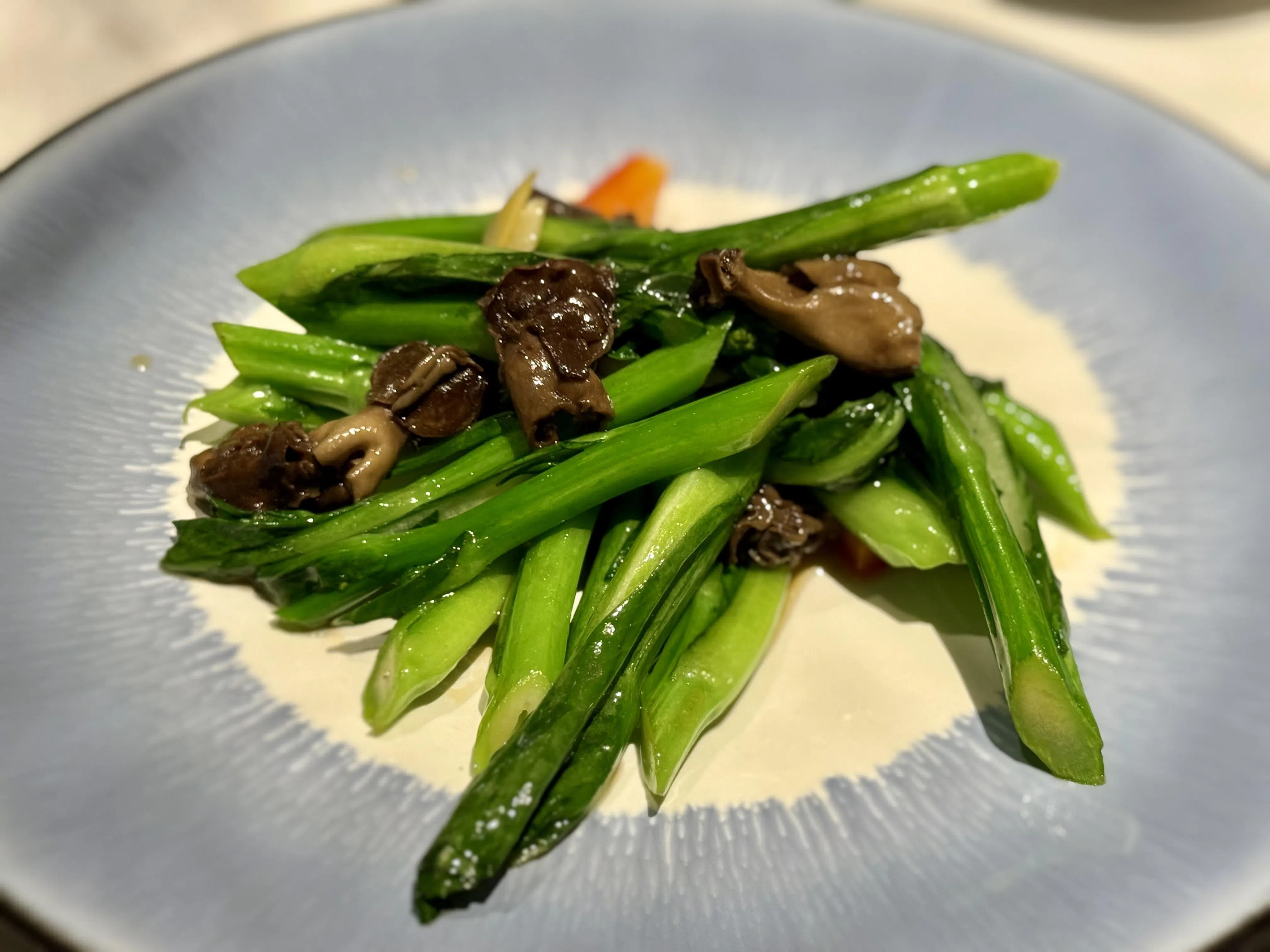 新疆巴楚菇炒菜心选用新疆特有的巴楚蘑菇清炒，清脆爽口。（叶晓虹摄）