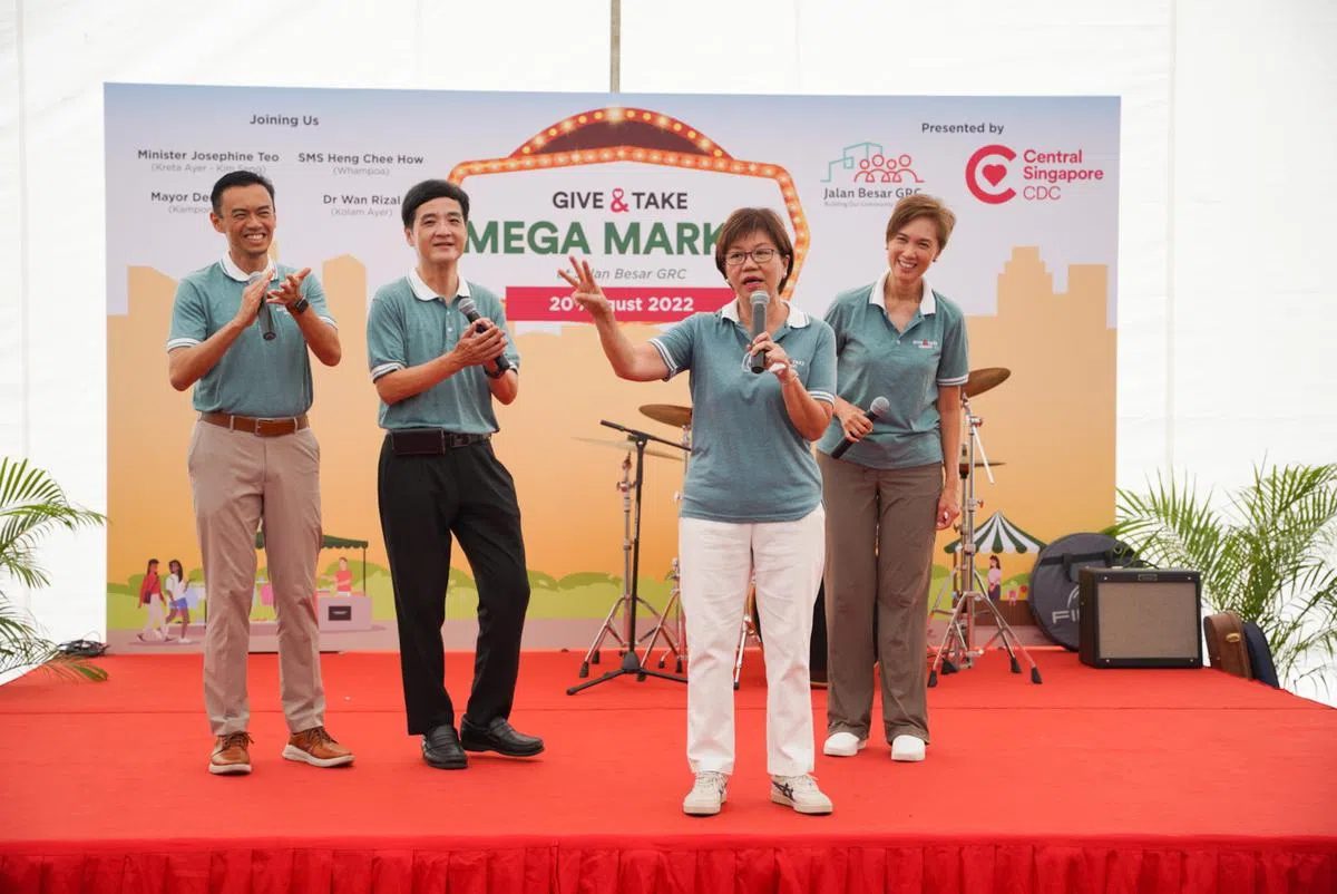 惹兰勿刹集选区议员——文礼佳博士（Wan Rizal，左起）、国防部高级政务部长王志豪、中区市长潘丽萍，以及通讯及新闻部长兼内政部第二部长杨莉明走访众乐大型超市。（特约张荣摄）