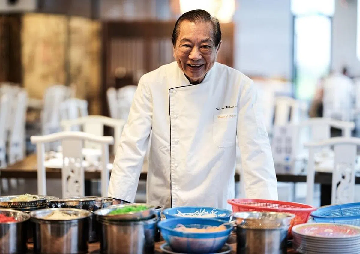 创办人许国威至今仍亲自指导龙凤大饭店的鱼生制作。（档案照片）