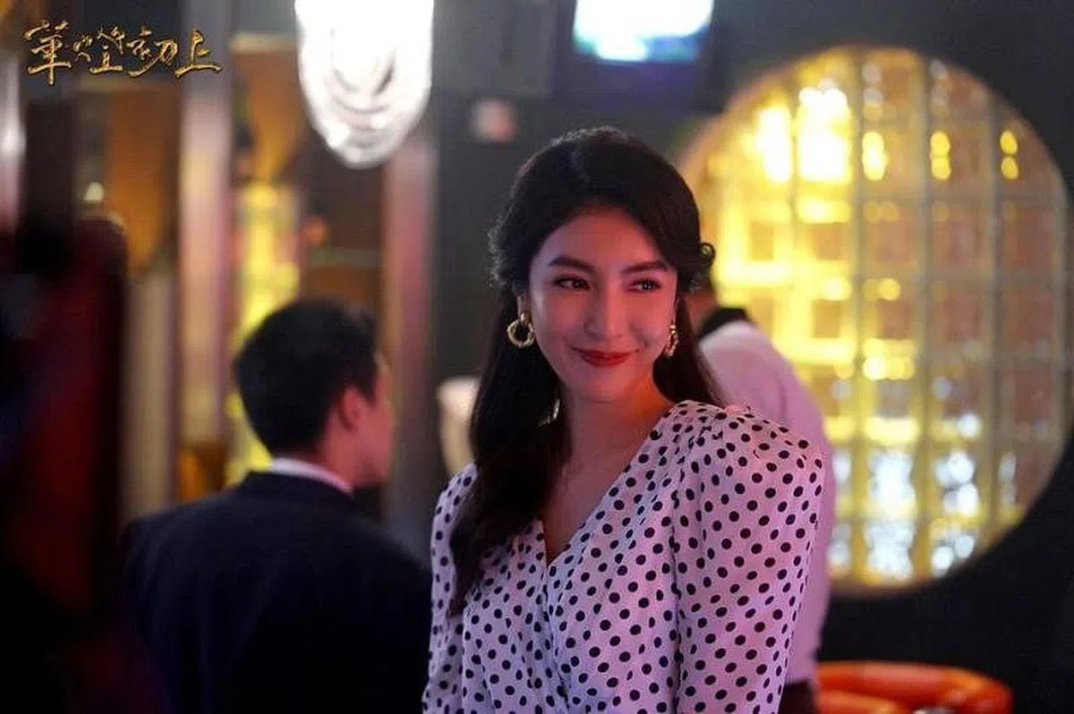 《华灯初上》里杨谨华的波点洋装。（Netflix图）