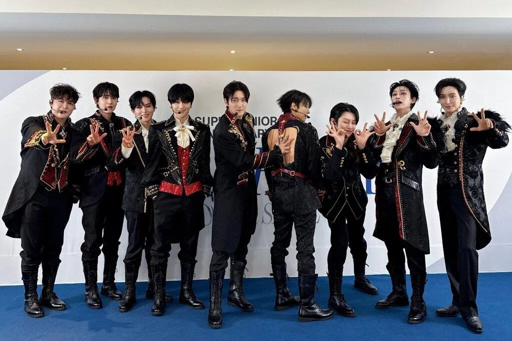 韩国天团Super Junior（SJ）4月5日在首尔奥林匹克体操竞技场开唱时，看台栏杆突然断裂，导致三名粉丝从高处坠落受伤。