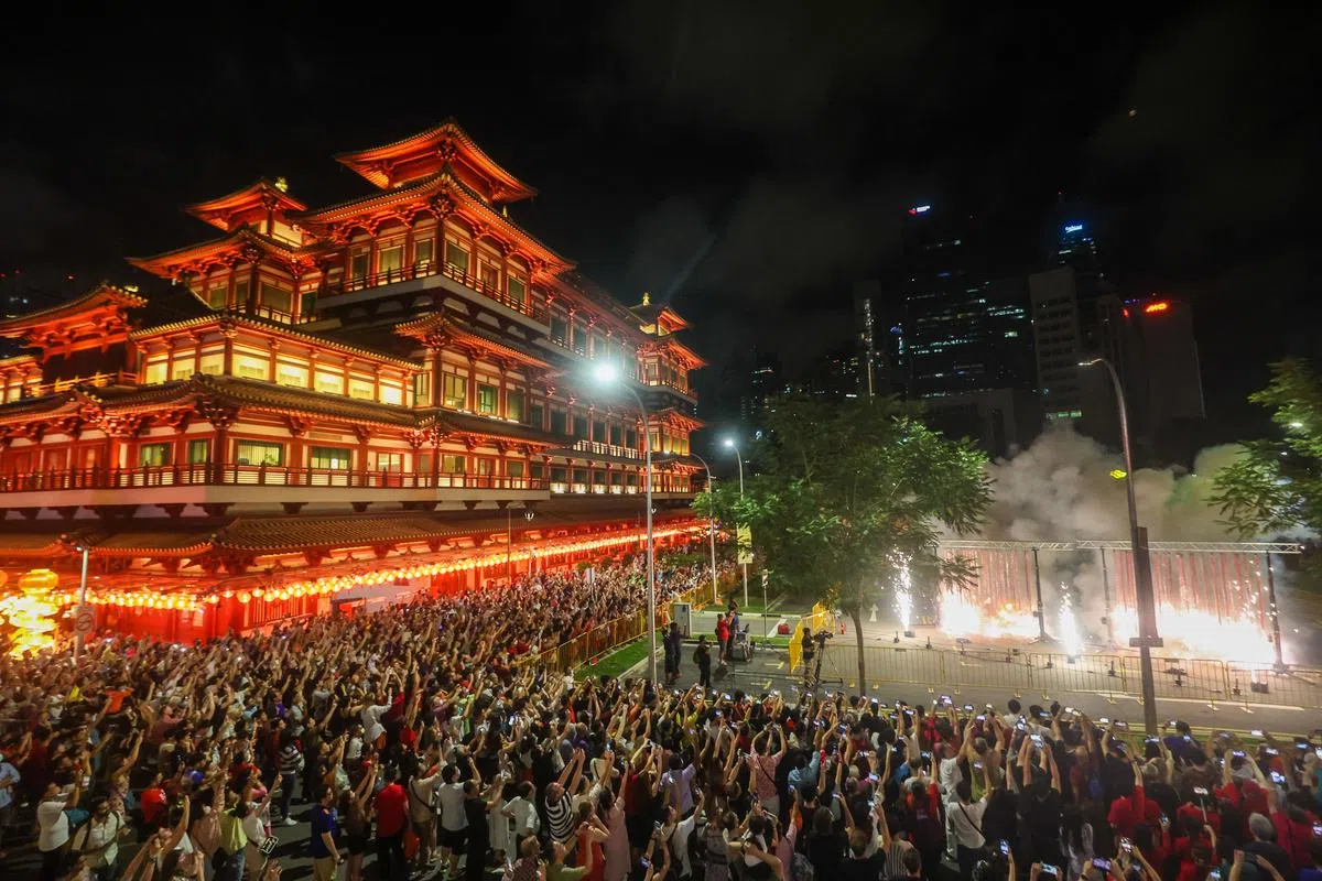 牛车水农历新年倒数活动主办方在万达街露天停车场燃放56串鞭炮迎接兔年，每串鞭炮高三公尺。（陈斌勤摄）