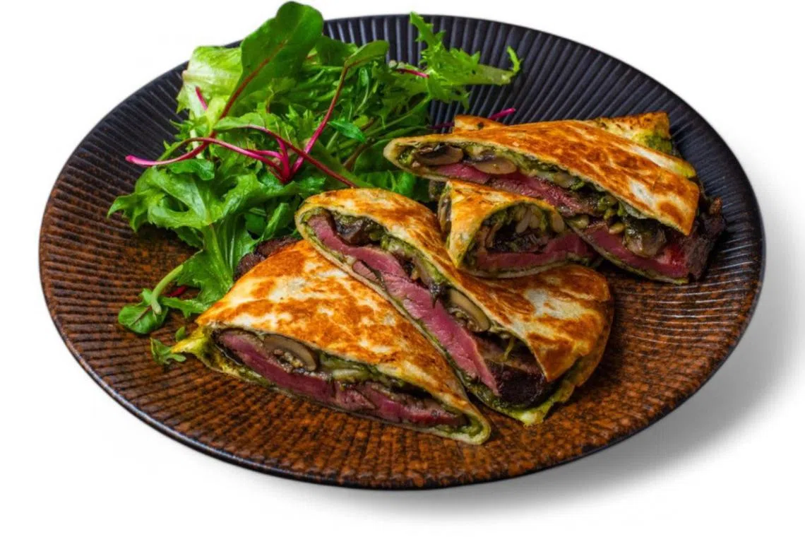 牛肉和磨菇芝士馅饼内，夹着鲜嫩多汁的牛肉块。（餐馆提供）