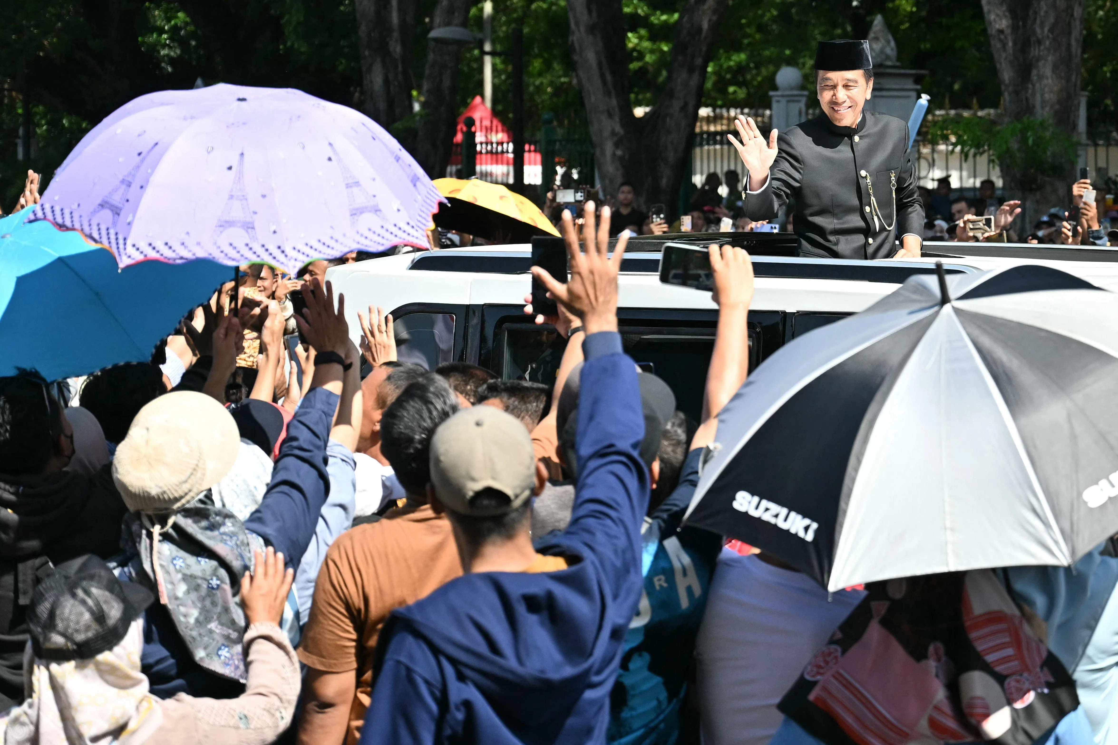 高人气的印尼前总统佐科今年10月任满下台。他在地方选举中积极奔走，为候选人拉票，显示他仍有意在印尼政坛发挥影响力。（法新社）