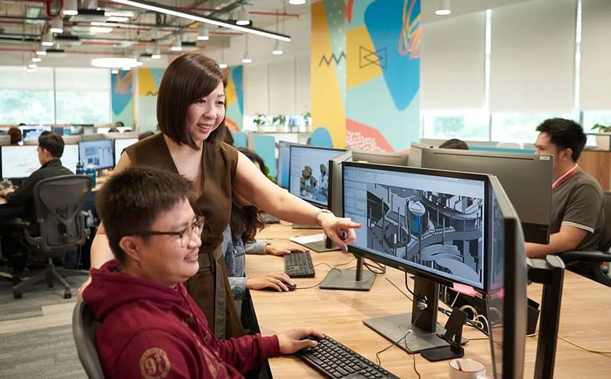 驱动公司走向数码化的罗怀美（站立者）说，通过各种培训，雇员能跟上数码科技的变化。（图/新报业媒体）