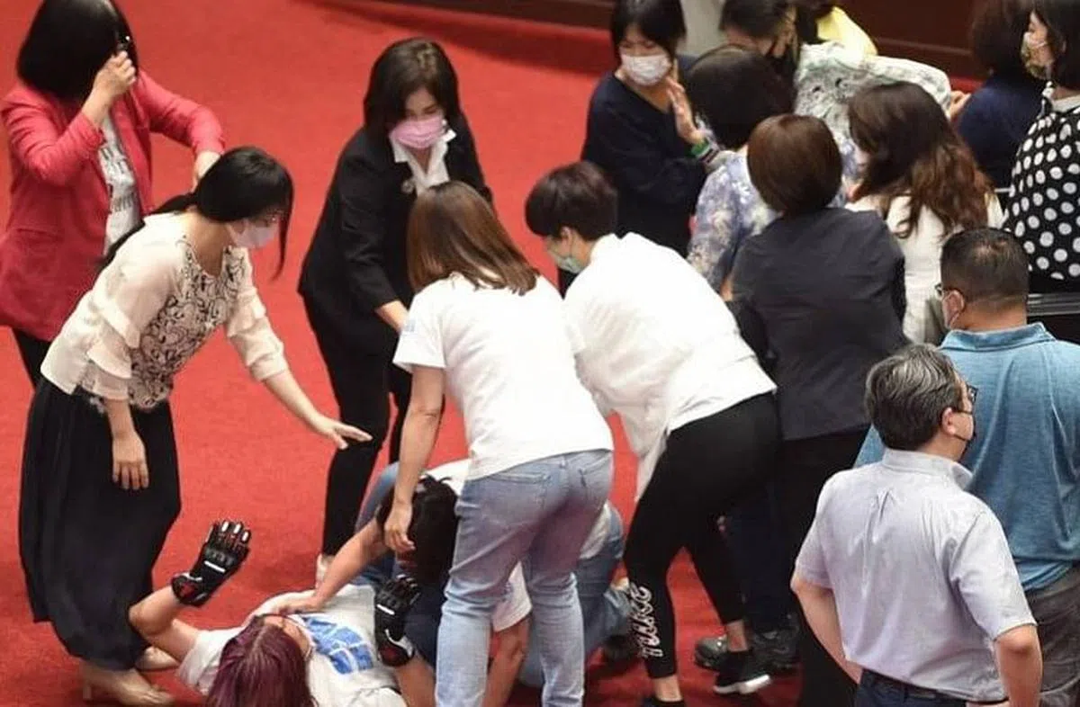 苏贞昌作施政报告时，蓝委陈玉珍尝试靠近其座位，被绿委邱议莹挡下并跌倒在地。（自由时报）