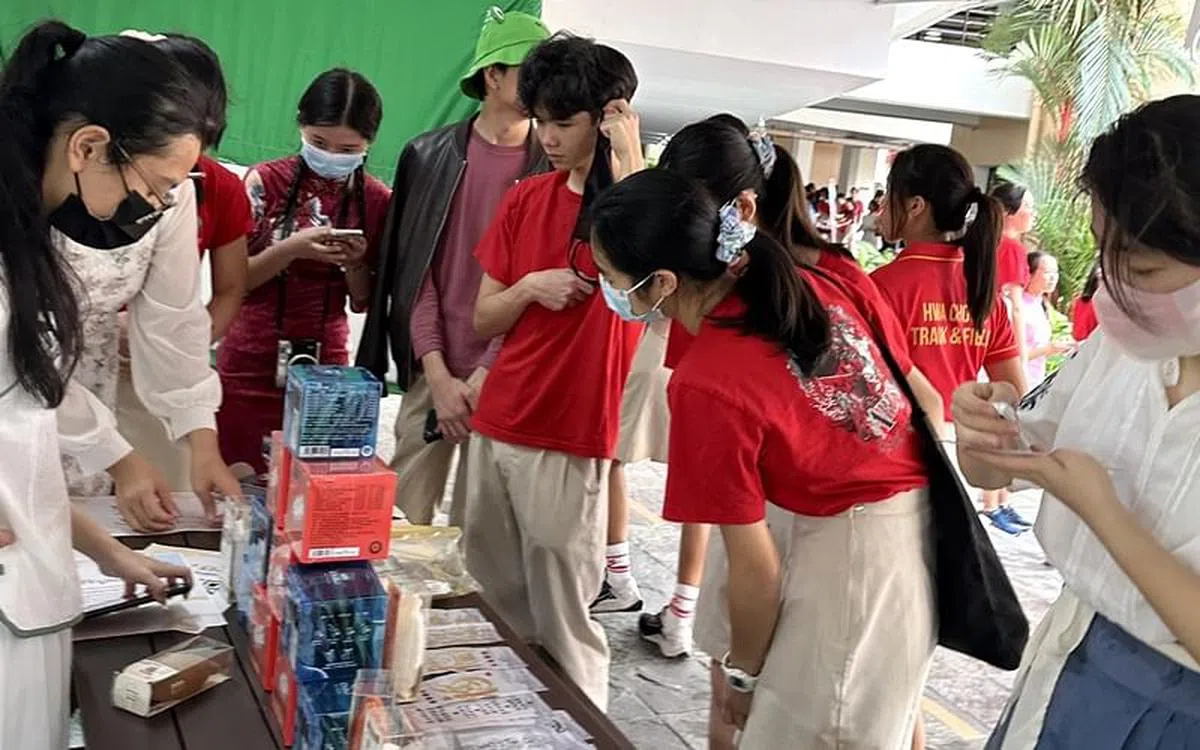 义卖活动火热进行中，摊位前人潮不断。（沈奕涵摄）