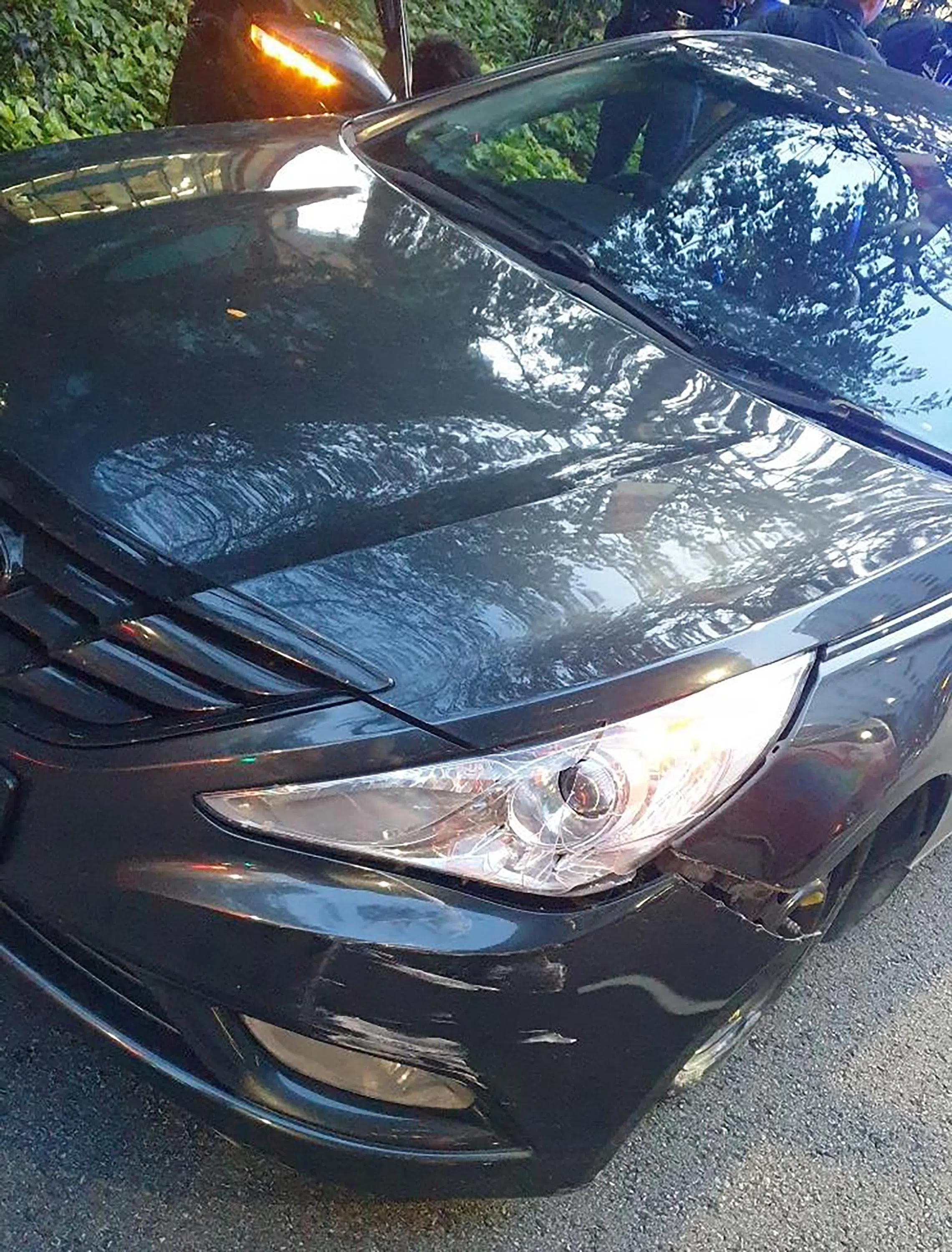 被告的汽车在靠近明古连街的勿拉士峇沙路，与图中汽车相撞。 （新加坡警察部队提供）