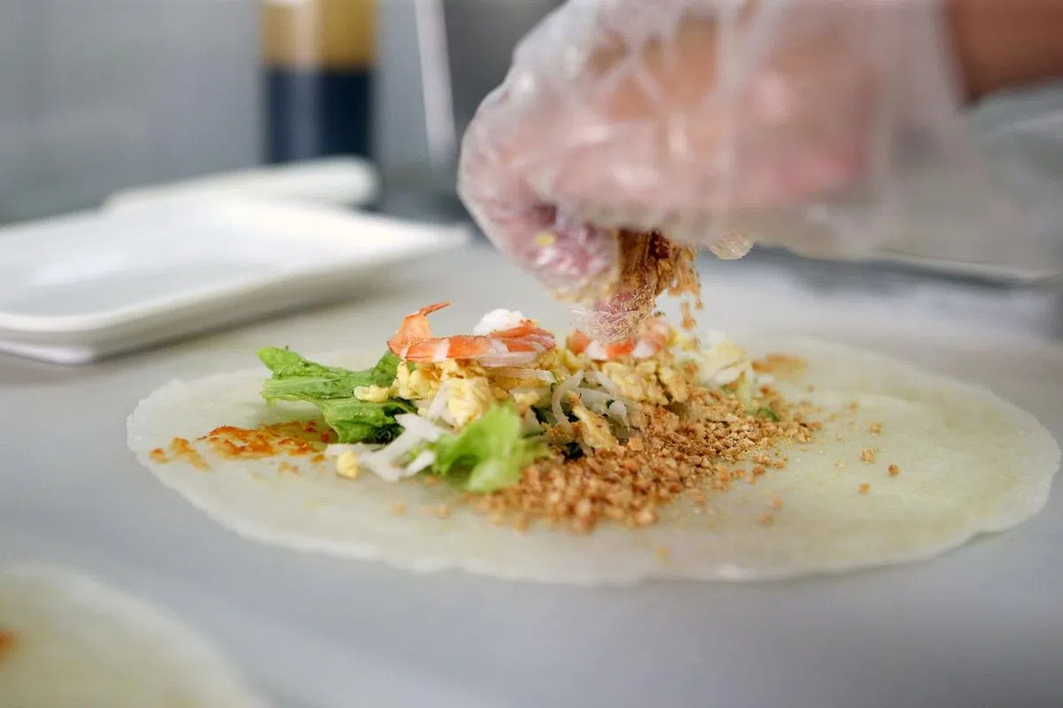 美食记者杨伟德说如果在薄饼当中加韩国泡菜，他会想要尝尝味道。（档案照）