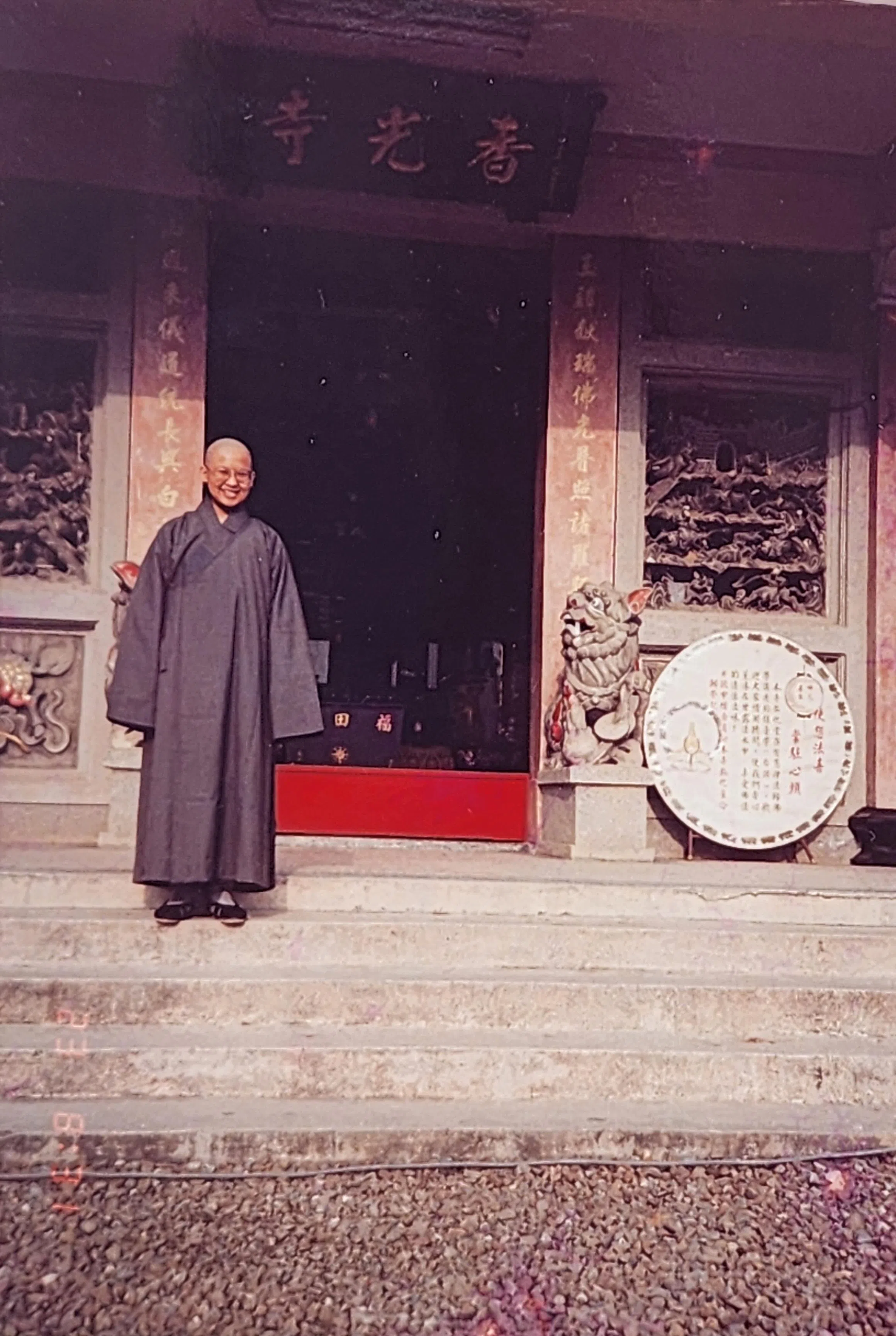 朱文莲剃度后，在香光寺留影。（受访者提供）