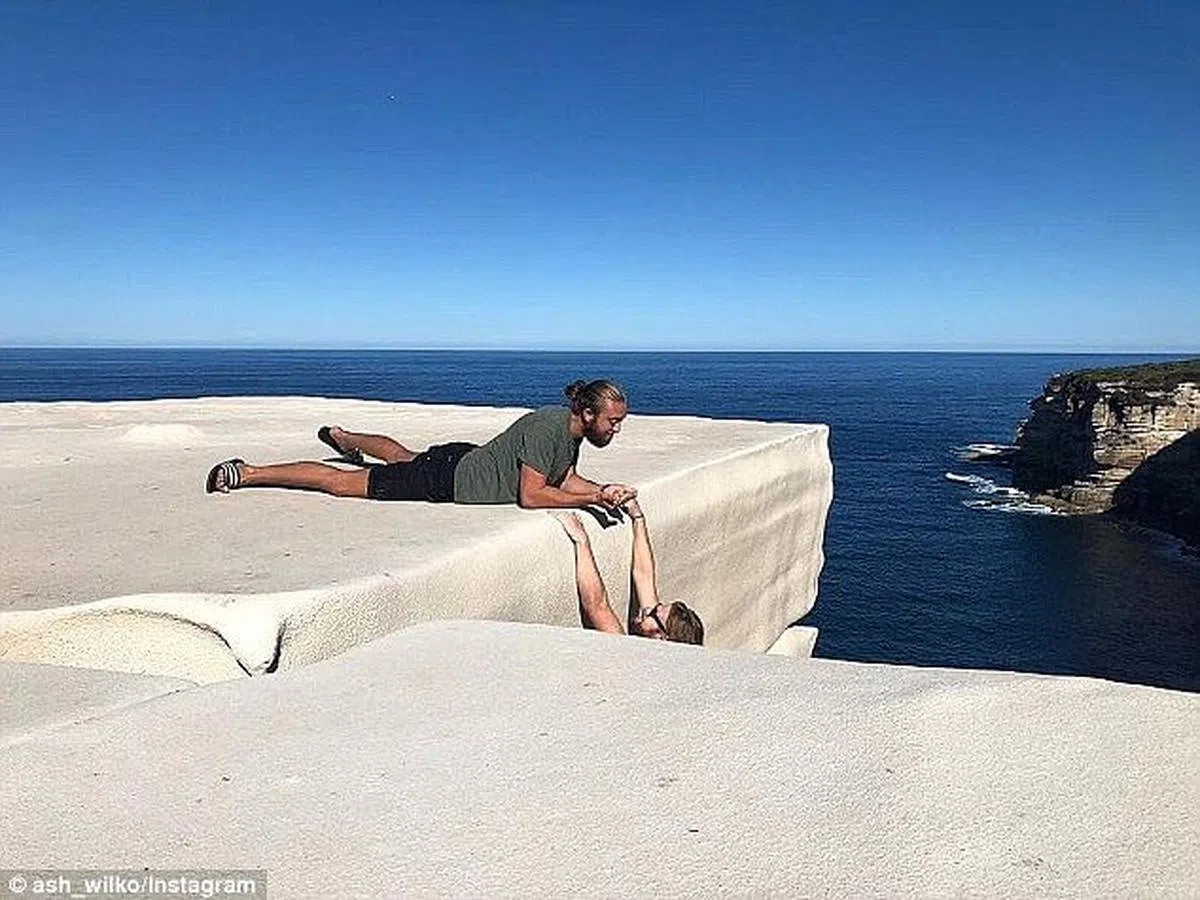 交媒体用户义无反顾地翻过围栏，做出高难度动作。（取自 ash_wilko Instagram）