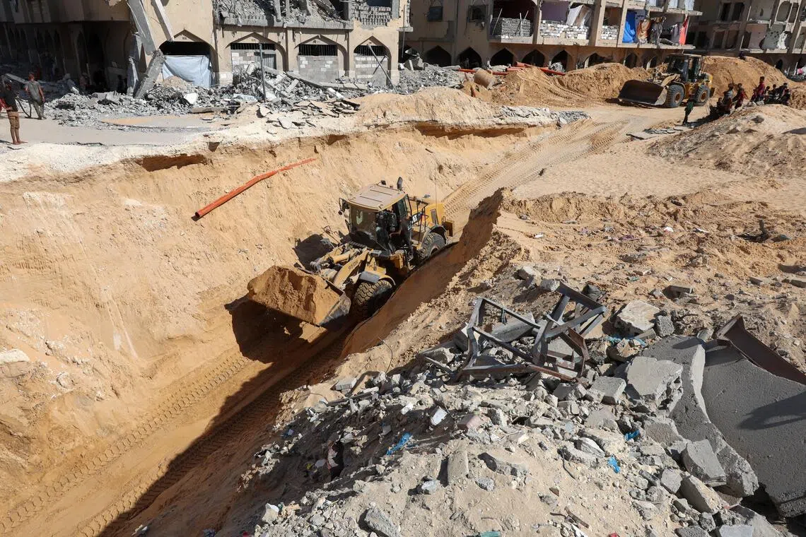 10月19日，重型机械在加沙南部汗尤尼斯的一处地点作业，搜寻2023年10月7日被哈马斯绑架到加沙的人质遗体。（路透社）