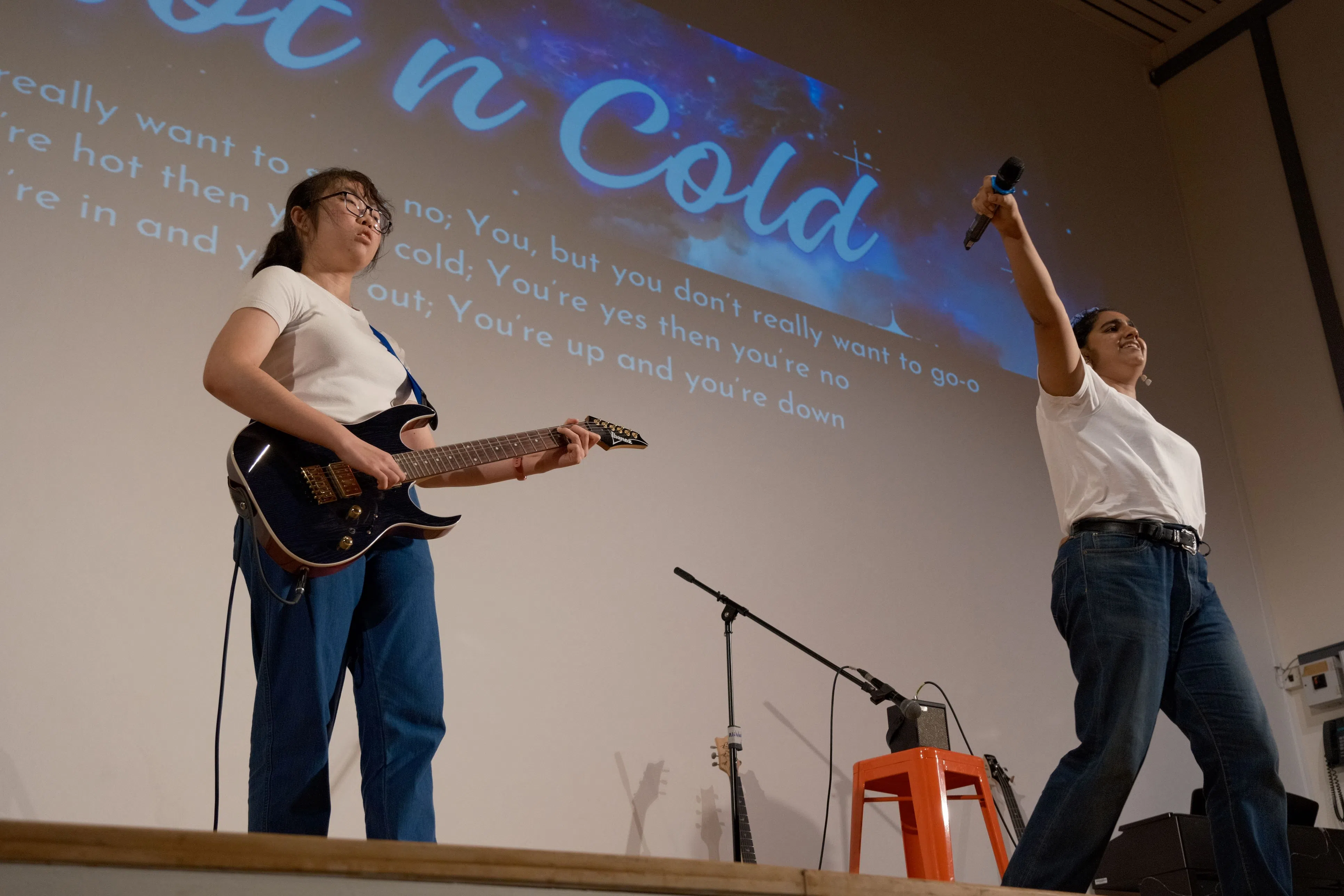 学生双人组Pooja（右）与Callista（左）热情弹唱。（淡滨尼美廉初级学院提供）