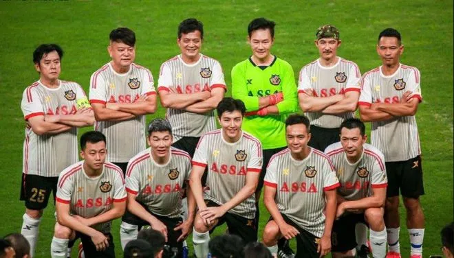 谭咏麟（后排左起）近年常和老友们踢足球，图为他和陈百祥、黄日华等合影。（互联网）