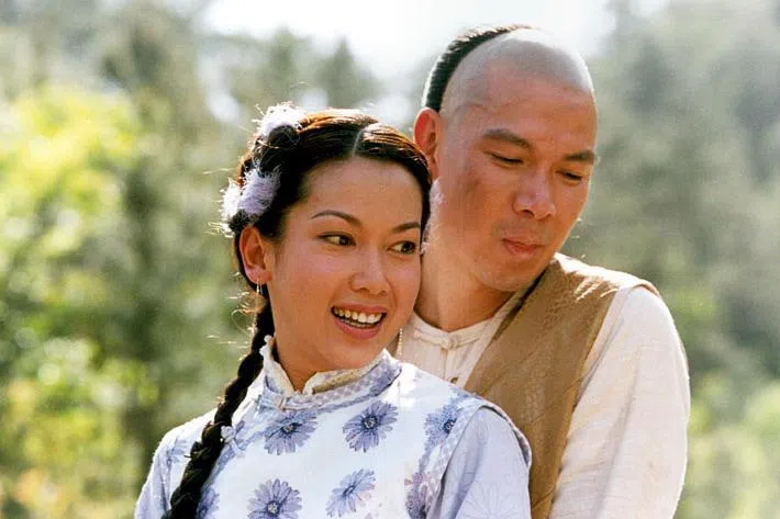 钟琴2002年演出《书剑恩仇录》时状态不佳，右为香港艺人梁荣忠。（档案照）