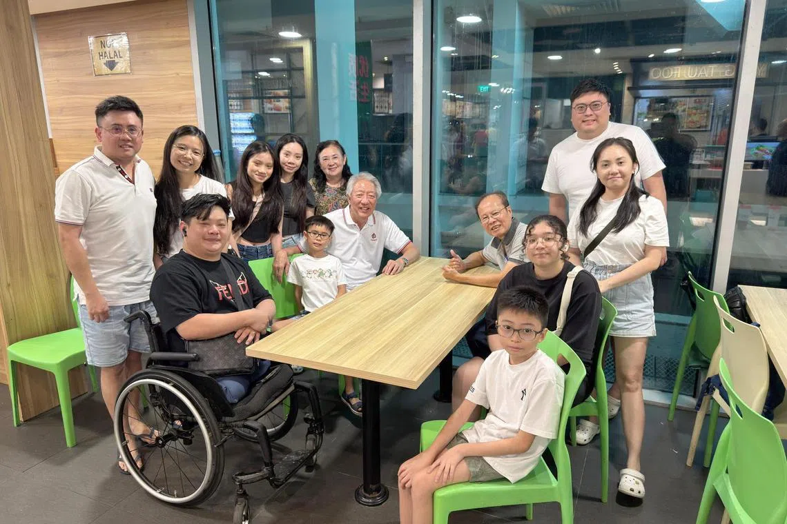 张志贤5月1日贴文，感谢这户人家无私地为社区服务。他指出他们体现了新加坡精神：忠诚、勤奋、孝道、服务社群，以及克服困难的坚韧毅力。他也借此向居民、义工和合作伙伴致敬。（取自张志贤脸书）