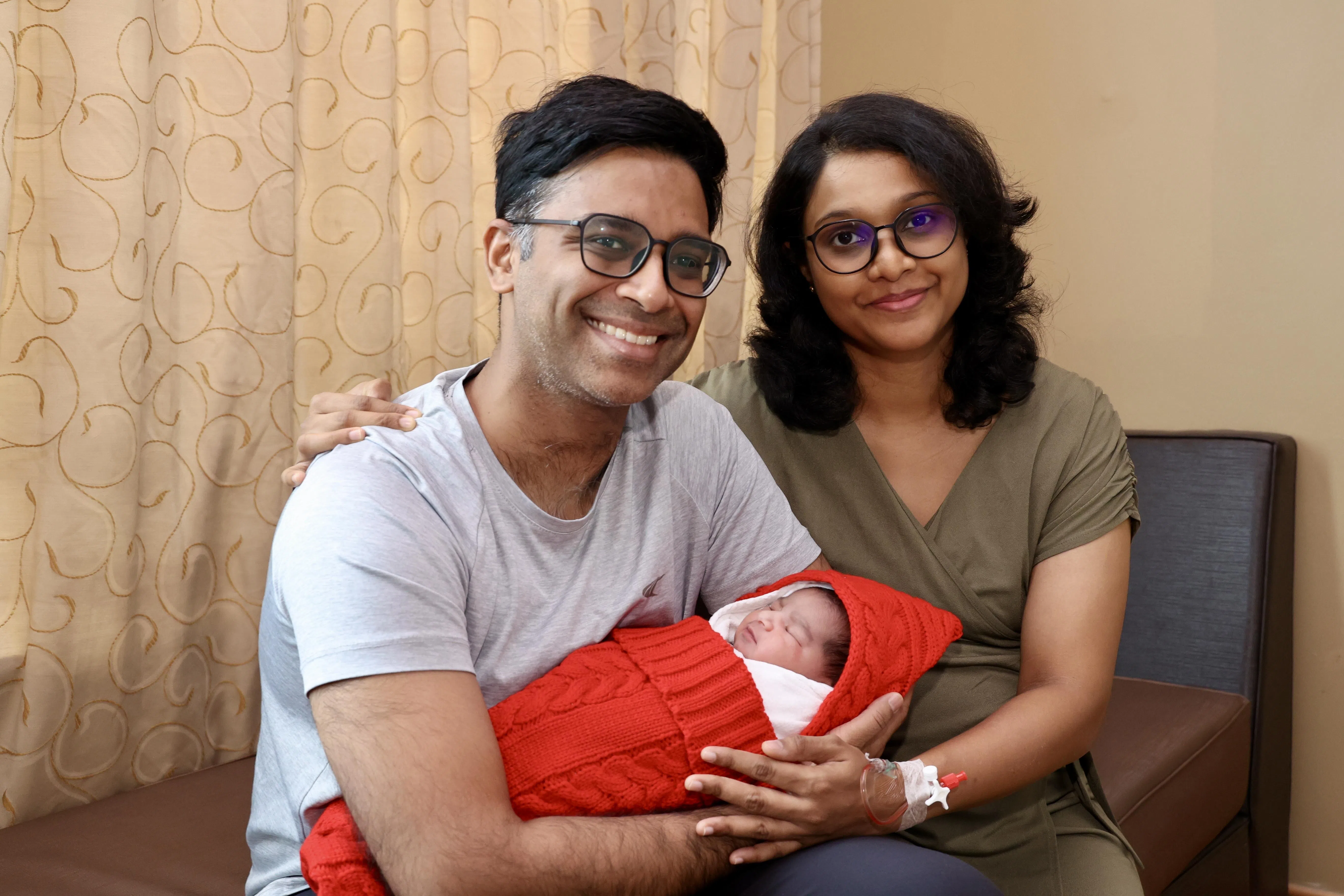 维萨格（左）和阿帕尔娜也在圣诞节迎接珍贵的“礼物”，阿帕尔娜顺利产下女儿，并为她取名阿努格拉哈（Anugraha），寓意神圣的祝福。（邝启聪摄）