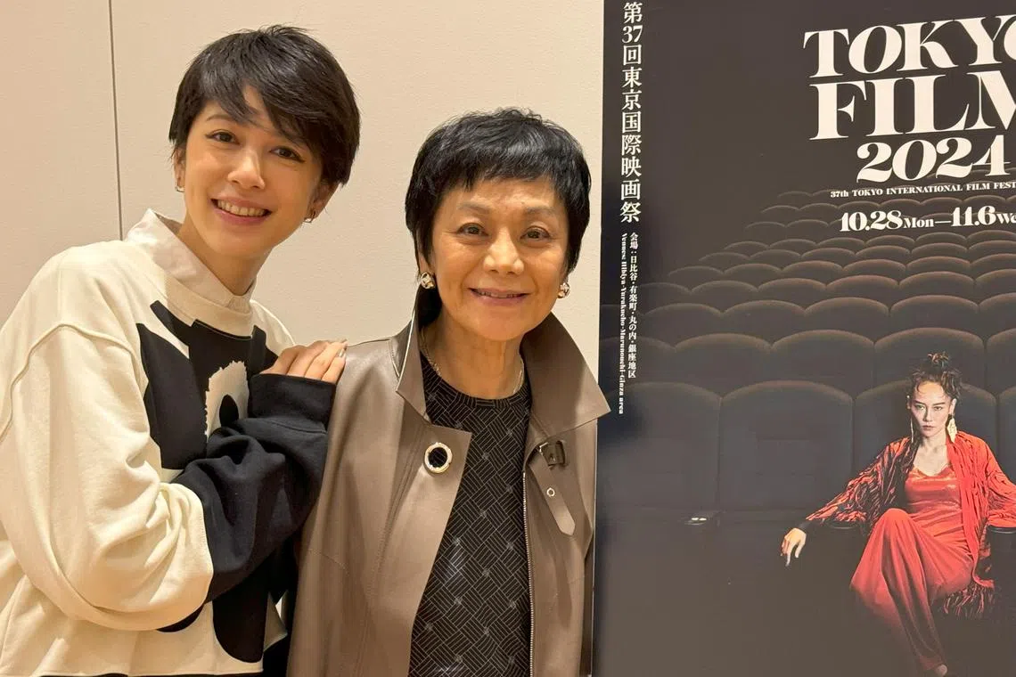 刘奕儿（左）在《女儿的女儿》饰演张艾嘉（右）二女儿。（符祝慧）