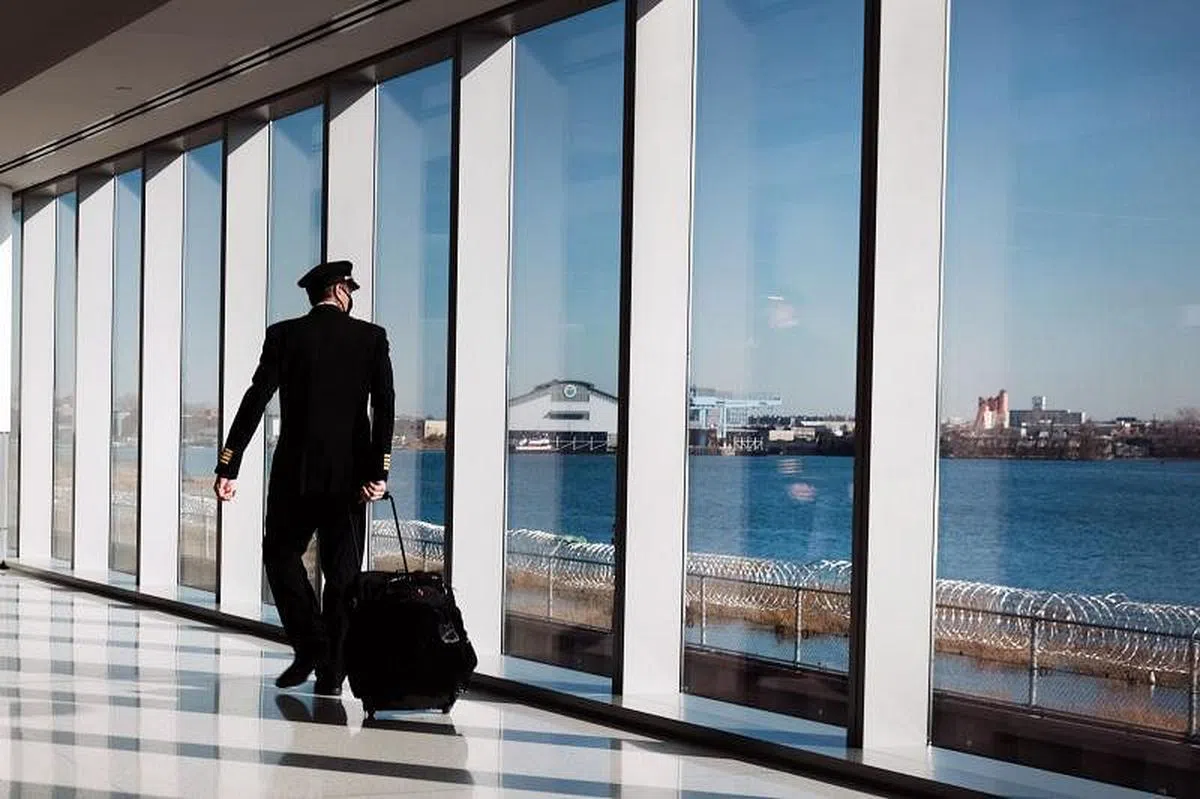 冠病大流行导致航空业需求急剧下滑，全球约有10万名机师被迫放无薪长假，或被雇主缩减飞行里程。（法新社）