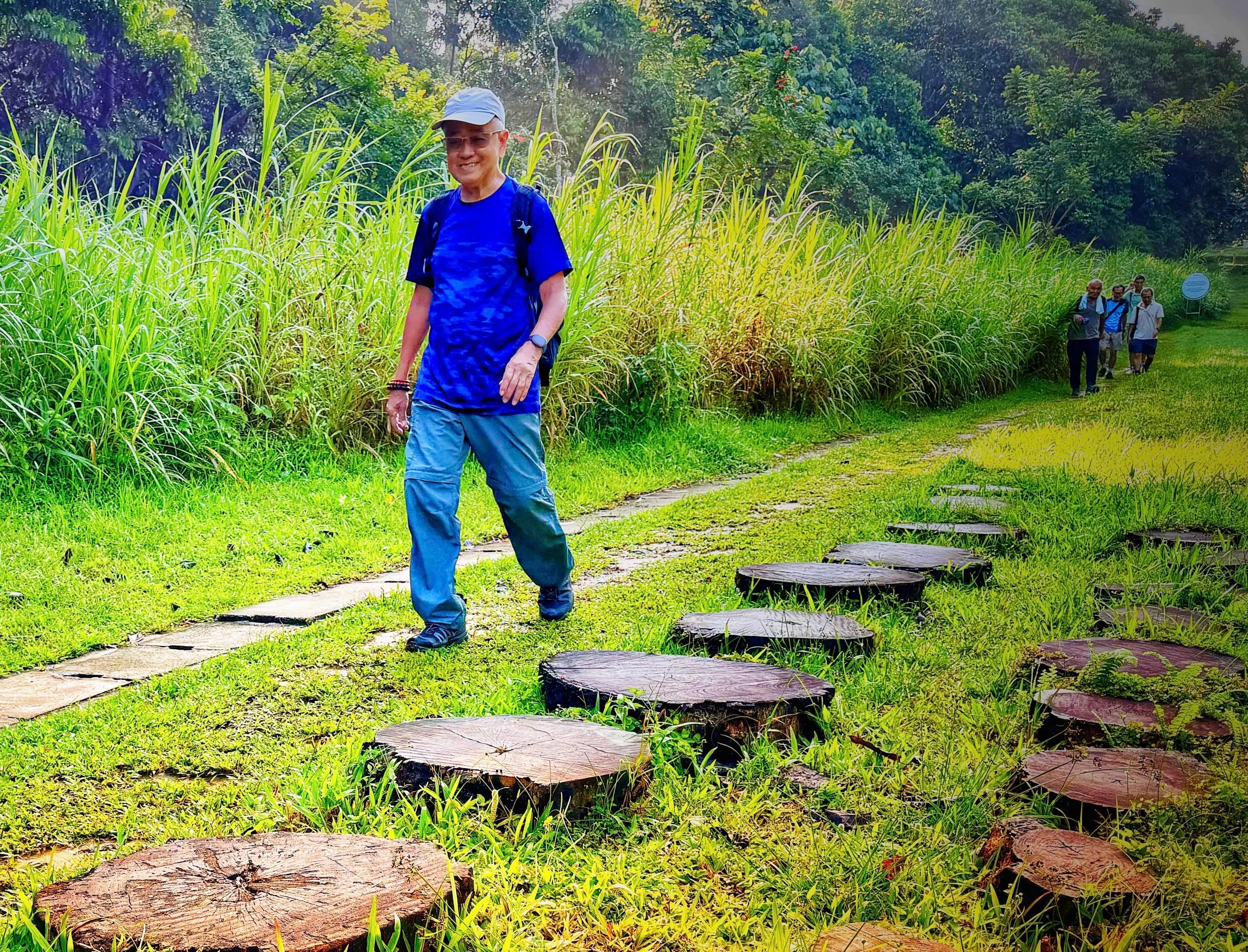 八旬的林伟立老当益壮，他跟着健走团挑战柔佛的蒲莱山和南峇山等。 （受访者提供）