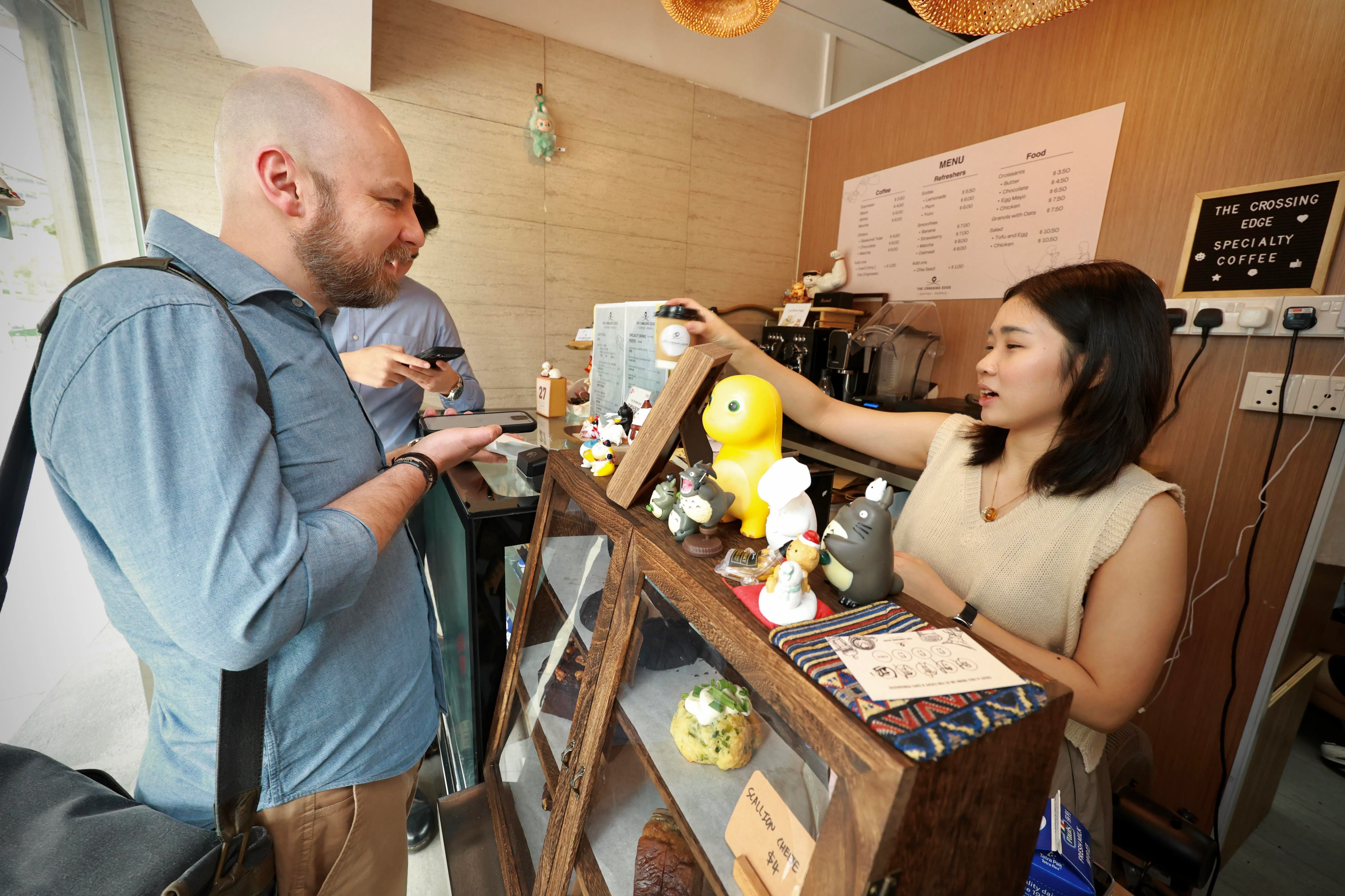 Tomasz Rakowski（左）和卢沛瑜相识已久，经常提供特调饮品简餐的新点子。（特约陈来福摄）