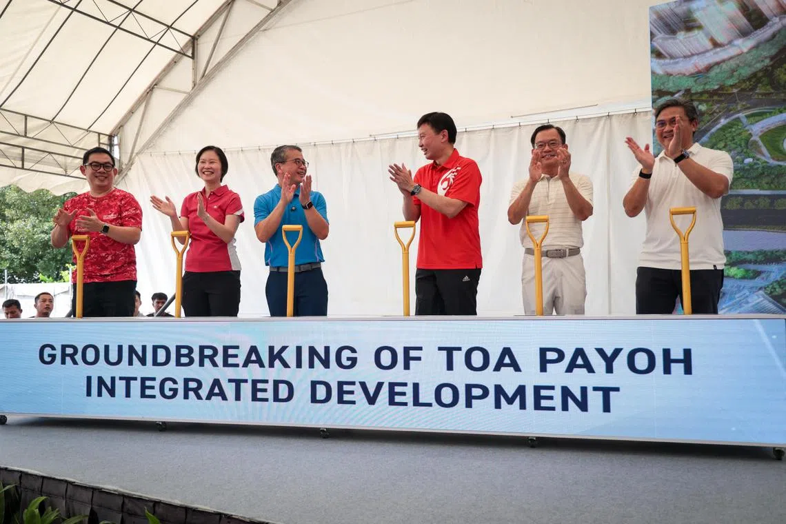 文化、社区及青年部长兼律政部第二部长唐振辉（左三）星期天（1月5日）在大巴窑游泳池原址的一个活动场地，为大巴窑综合发展项目主持动土仪式。一同主持仪式的包括新加坡体育理事会总裁吴钦华（左一起）、也是玛丽蒙区议员的教育部兼人力部政务部长颜晓芳，以及同为碧山—大巴窑集选区议员的交通部长兼财政部第二部长徐芳达、锺奇雄和安迪。（张俊杰摄）