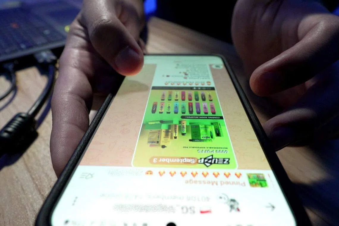 不法之徒通过聊天应用， 继续向本地消费者兜售电子烟。（视频截图）