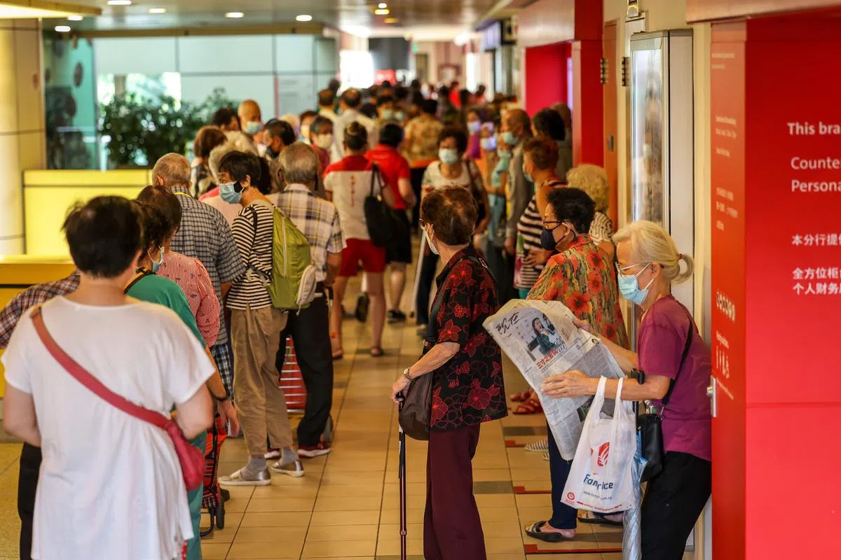 本地银行1月11日上午开放让残障人士或60岁以上的年长者领新钞。（叶振忠摄）