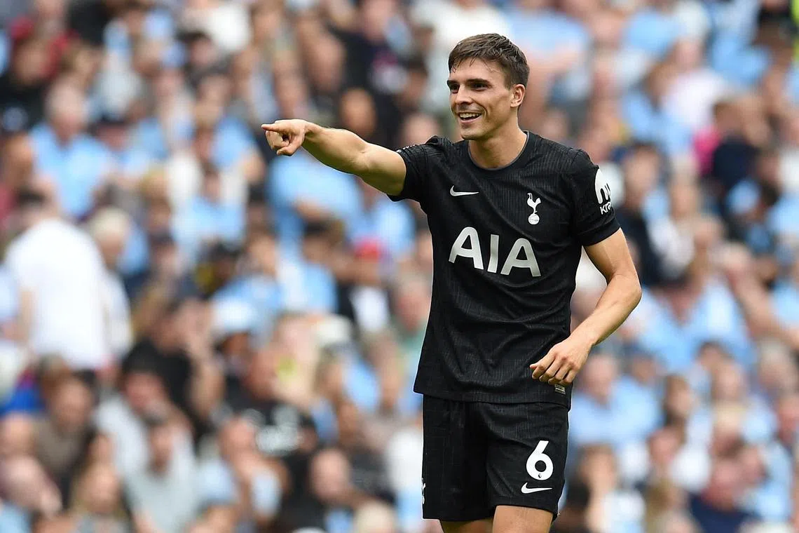 热刺中场帕利尼亚抓住对方门将的出球失误，为球队攻入第二球。（路透社）