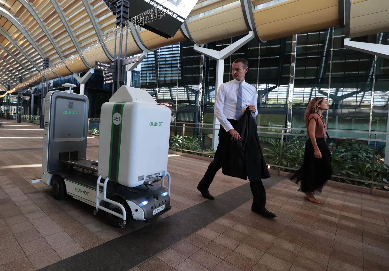 大型机器人能同时运载三个智能柜到不同大楼，再把相应智能柜交给大楼的专属小机器人。（梁麒麟摄）