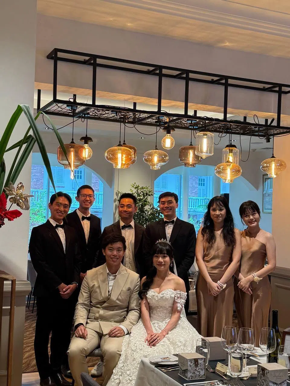 骆家轩（前排左）的好友兼伴郎廖斌威（后排左起）、倪昇、邓敬源到场见证了他与台湾妻子吴蔚平（前排右）的婚礼。（受访者提供）