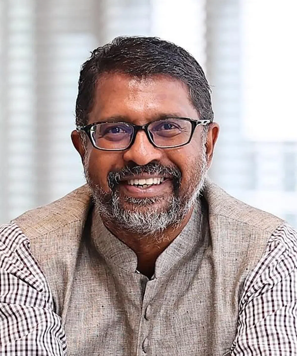 外籍劳工中心工会与项目主任萨蒂什鼓励客工，若发现自己或同僚掉入骗局，可拨打外籍劳工中心的24小时热线寻求帮助。（陈渊庄摄）