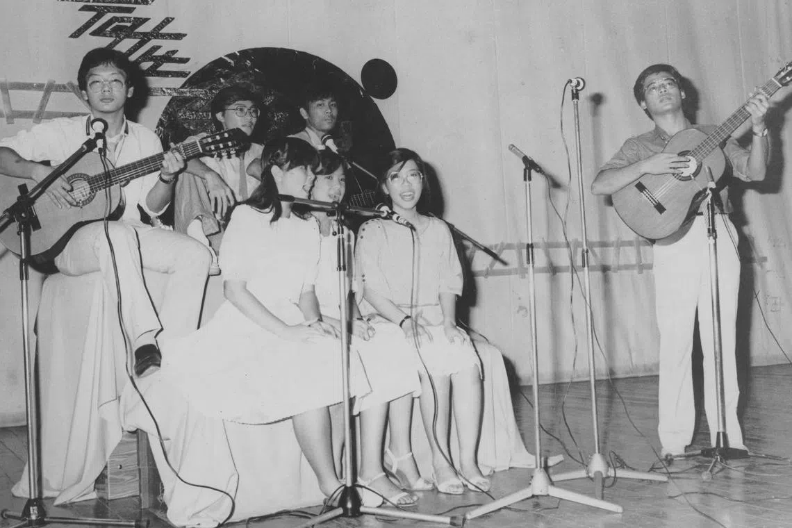 1983年，本地新谣小组“地下铁”在一场新谣演唱会上表演。