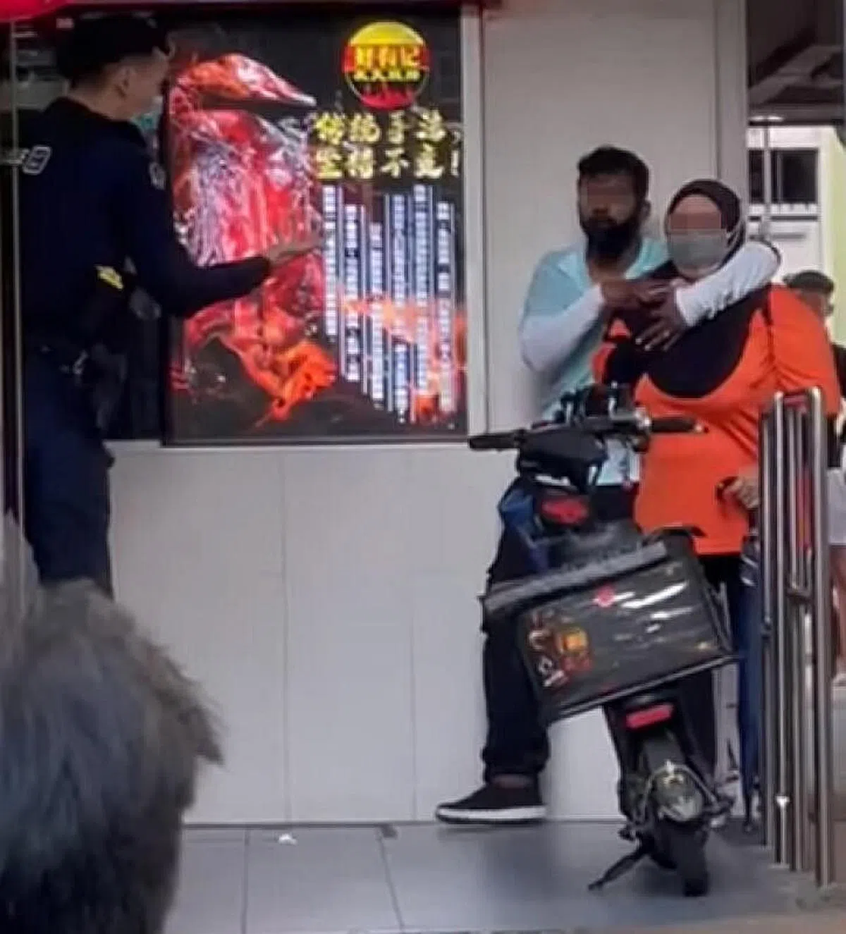 1月9日，一名男子在义顺环路第108座组屋持刀架在妇女脖子上。（取自脸书）