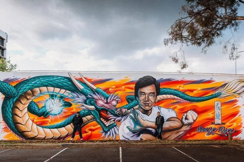位于唐人街的成龙壁画，纪念这位华侨移民。（李雅歌摄）