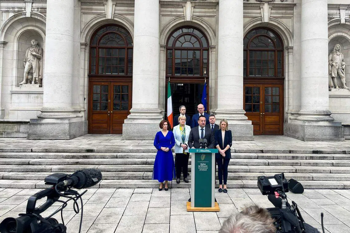 瓦拉德卡星期三（3月20日）在都柏林政府大楼外召开记者会，宣布辞职。（路透社）