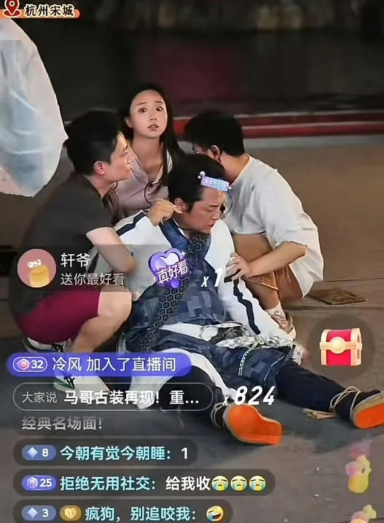 工作人员急忙将马景涛扶坐起来。（互联网）