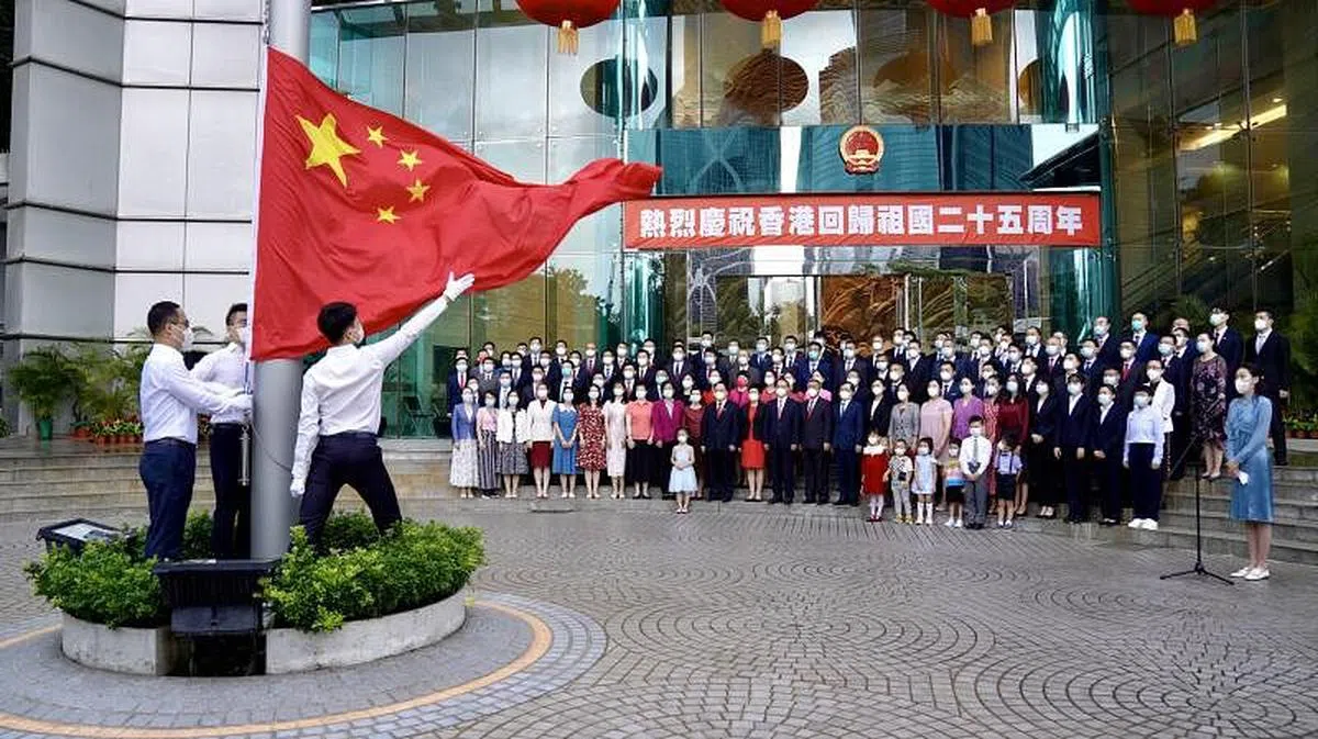 香港外交部驻港公署周五早上举行升旗仪式，庆祝香港回归祖国25周年。（中通社）