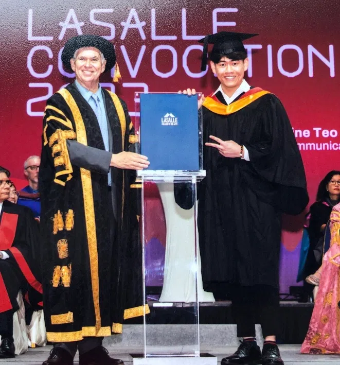 苦读10年，曹峻铭（右）终于取得电影系学士学位，完成父亲遗愿。（受访者提供）