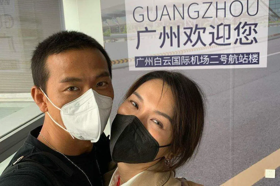 戚玉武（左）与白薇秀去广州探亲。（取自艺人社媒）