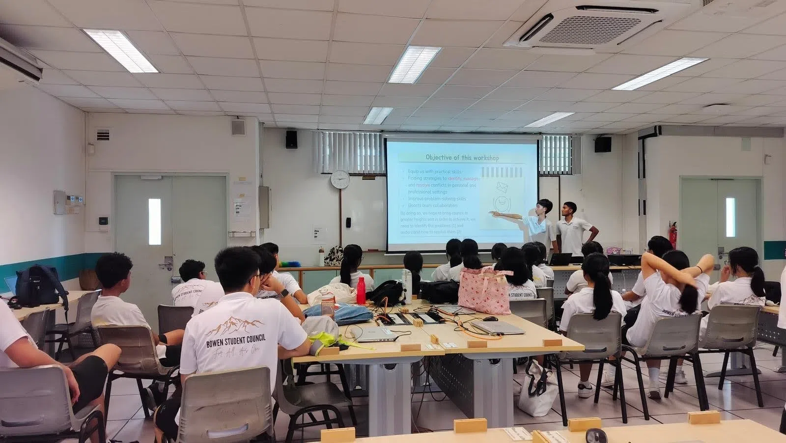 研讨会课题为“冲突管理”，大家积极参与讨论，分享冲突和解决方法。（博文中学提供）