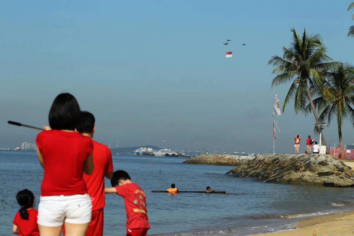 两架挂着国旗的契努克（Chinook）直升机各由两架阿帕奇（Apache）直升机护送前往我国东西两部，东部首站是东海岸公园。（何炳耀摄）